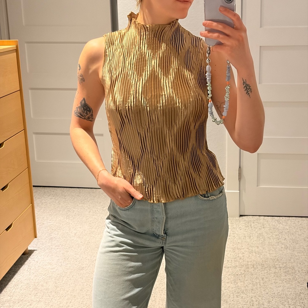 Vintage Gold Textured Sleeveless Mockneck Blouse